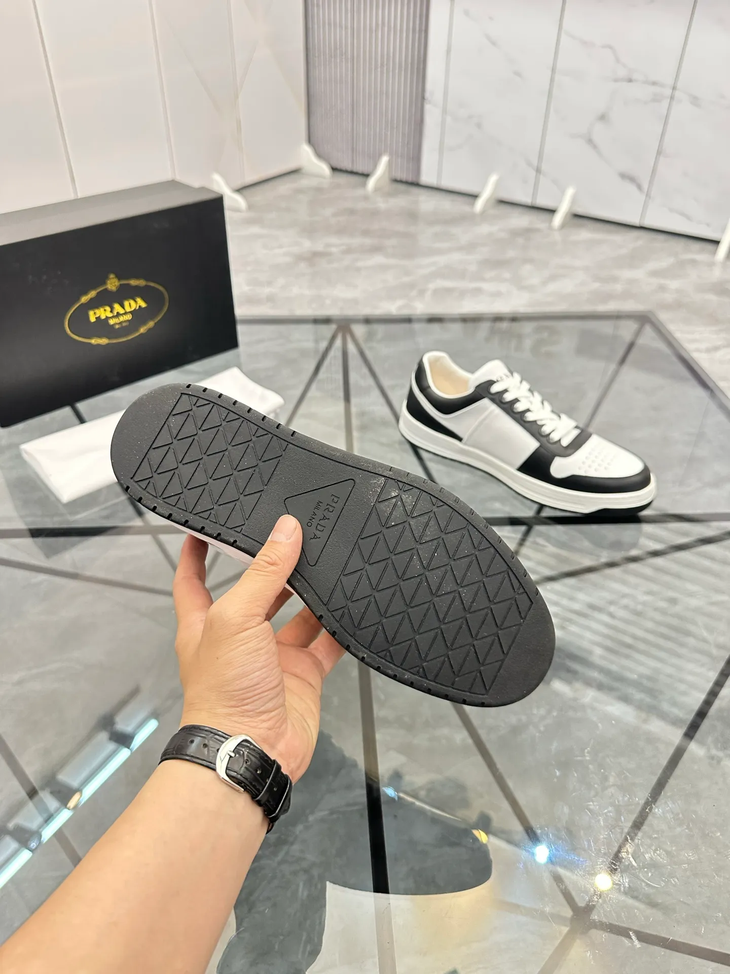 Men's shoes: 💰P400¥ Product trademark: Prada *"Prada*" low-top casual shoes Regular size: 38-44 (can be customized to 45) Product materials: imported cowhide upper, sheepskin lining, original outsole. Number: 020